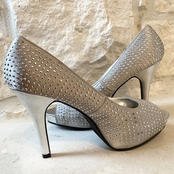 Rampage Women's Gimme Platform Pumps Dress Shoes Silver Studded Satin Size 8M - Picture 3 of 7